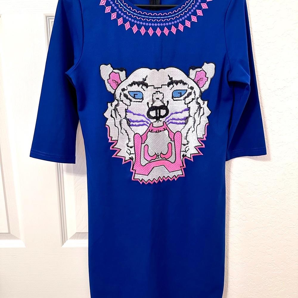 Women dresses 👗 in the summer and fall season,blue color,size small back zipper